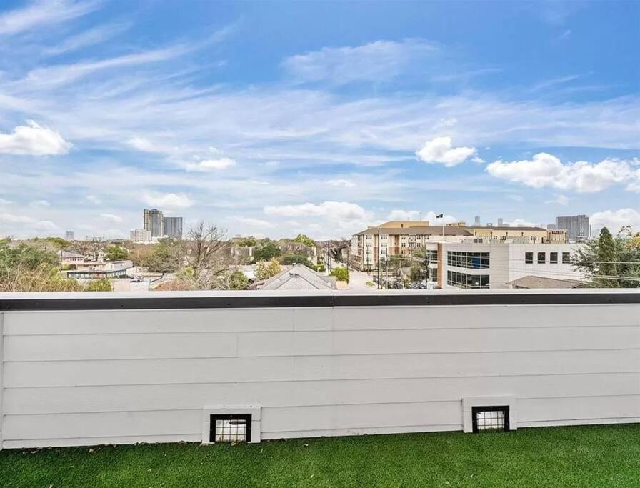 4 Story Home Mins To Downtown Houston With City Views Exterior photo