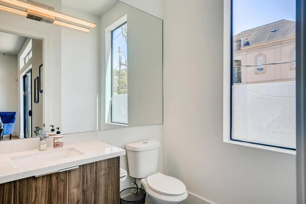 4 Story Home Mins To Downtown Houston With City Views Exterior photo