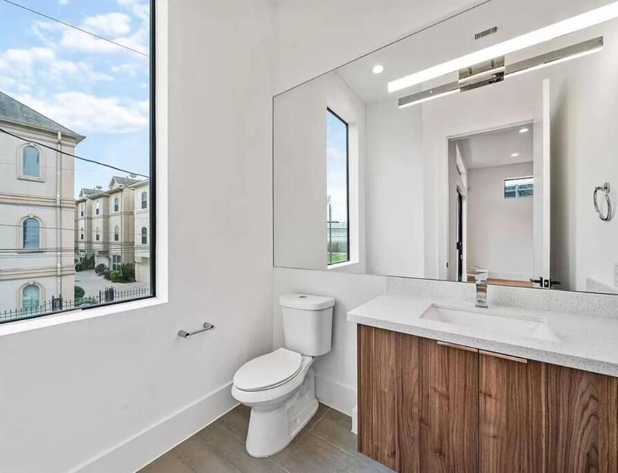 4 Story Home Mins To Downtown Houston With City Views Exterior photo